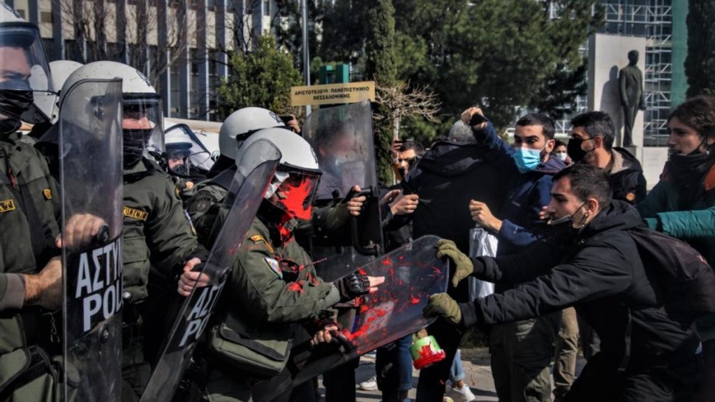 Θεσσαλονίκη: Πυρκαγιά στο ΑΠΘ μετά τα επεισόδια – δύο  συλλήψεις