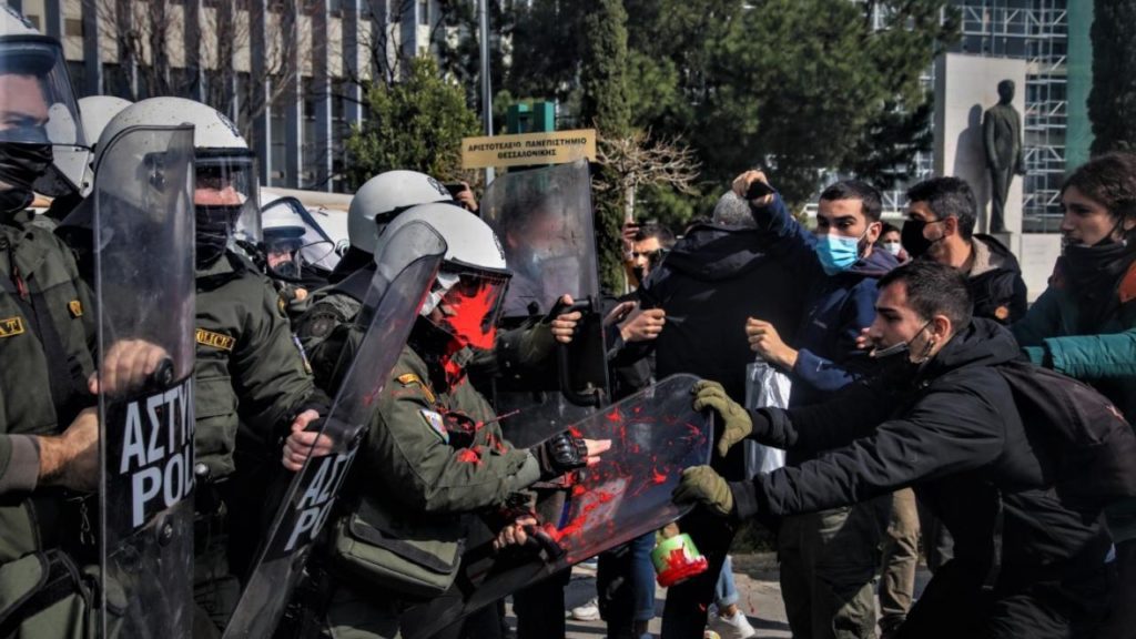 Θεσσαλονίκη: Πυρκαγιά στο ΑΠΘ μετά τα επεισόδια – δύο  συλλήψεις