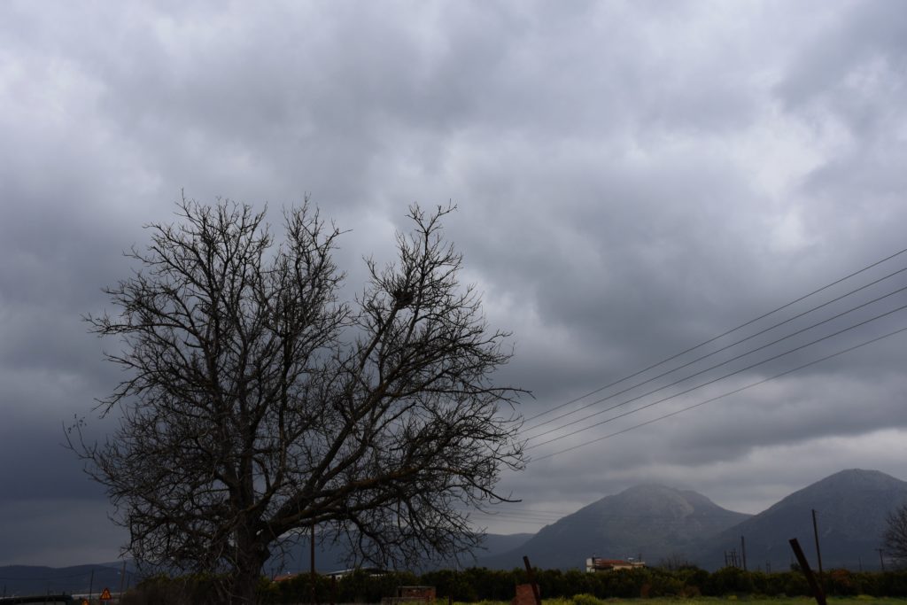 Βόλος: Πρωτοφανής θύελλα σαρώνει την ευρύτερη περιοχή της πρωτεύουσας της Μαγνησίας