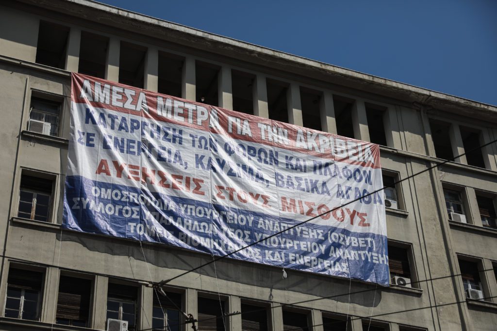 Επίσπευση ανακοινώσεων για κατώτατο και διάγγελμα, υπό τον φόβο του Πάσχα