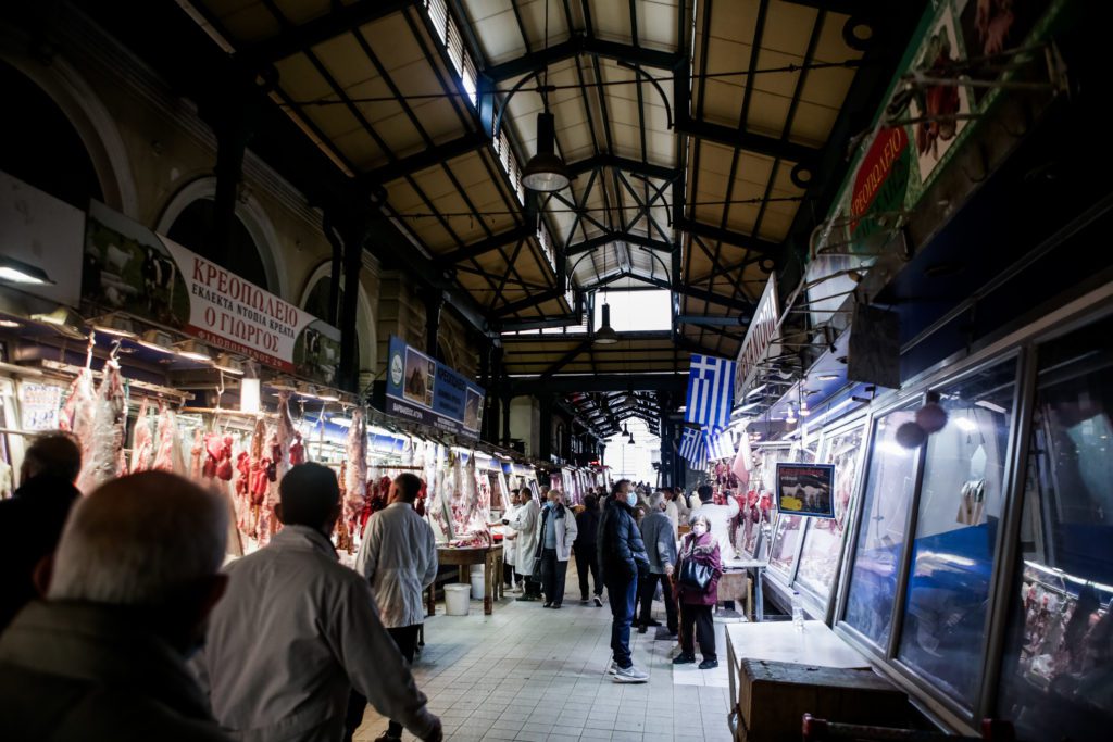 Ο Νίκος, ο Μαχμούτ, ο Δημήτρης και οι άσπρες ποδιές της Βαρβακειου Αγοράς