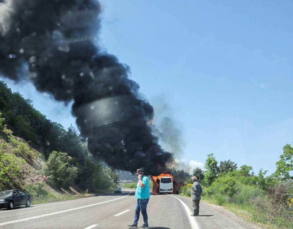 Φωτιά σε λεωφορείο με προσκόπους λίγο έξω από τη Λαμία (Video)