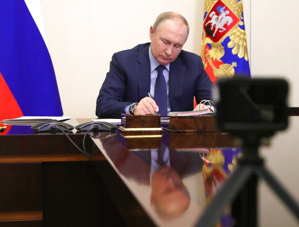 Διεθνής Τύπος: Ρούβλια απαιτεί ο Πούτιν για το ρωσικό αέριο – Απελευθερώνει πετρέλαιο από τα αποθέματα ο Μπάιντεν