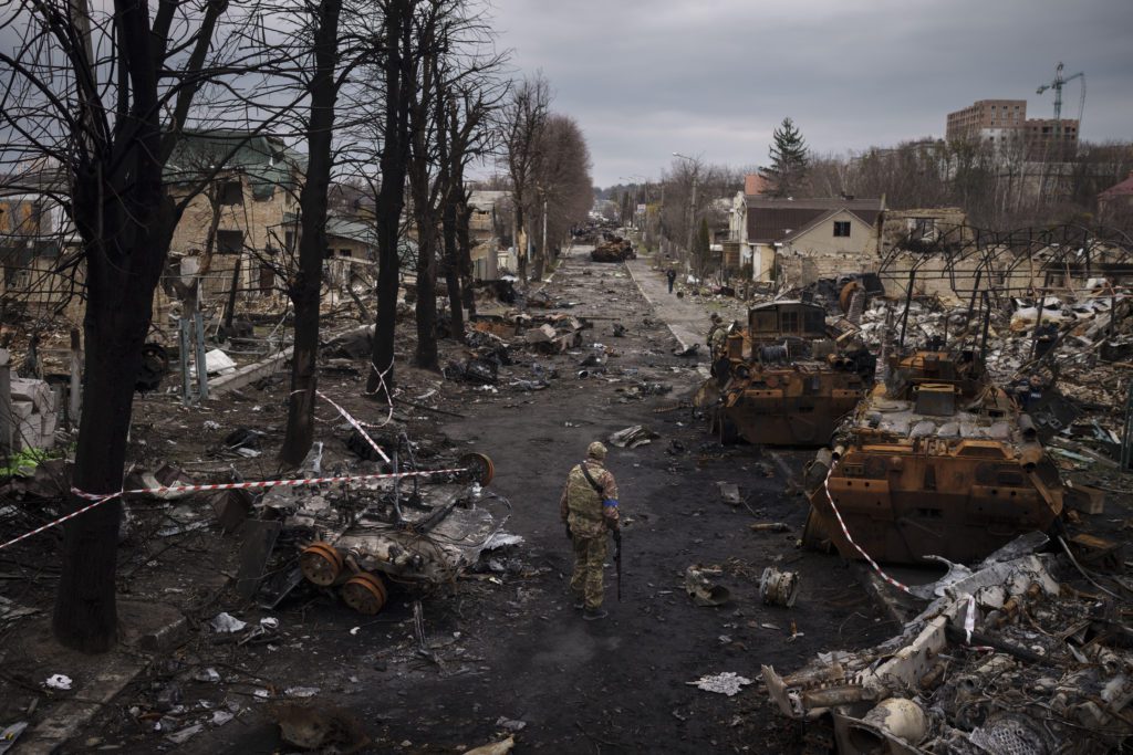 Ουκρανία: Η Δύση απομονώνει εκ νέου τη Μόσχα με νέες κυρώσεις – Πληροφορίες για 11 πτώματα αμάχων στο Χοστομέλ