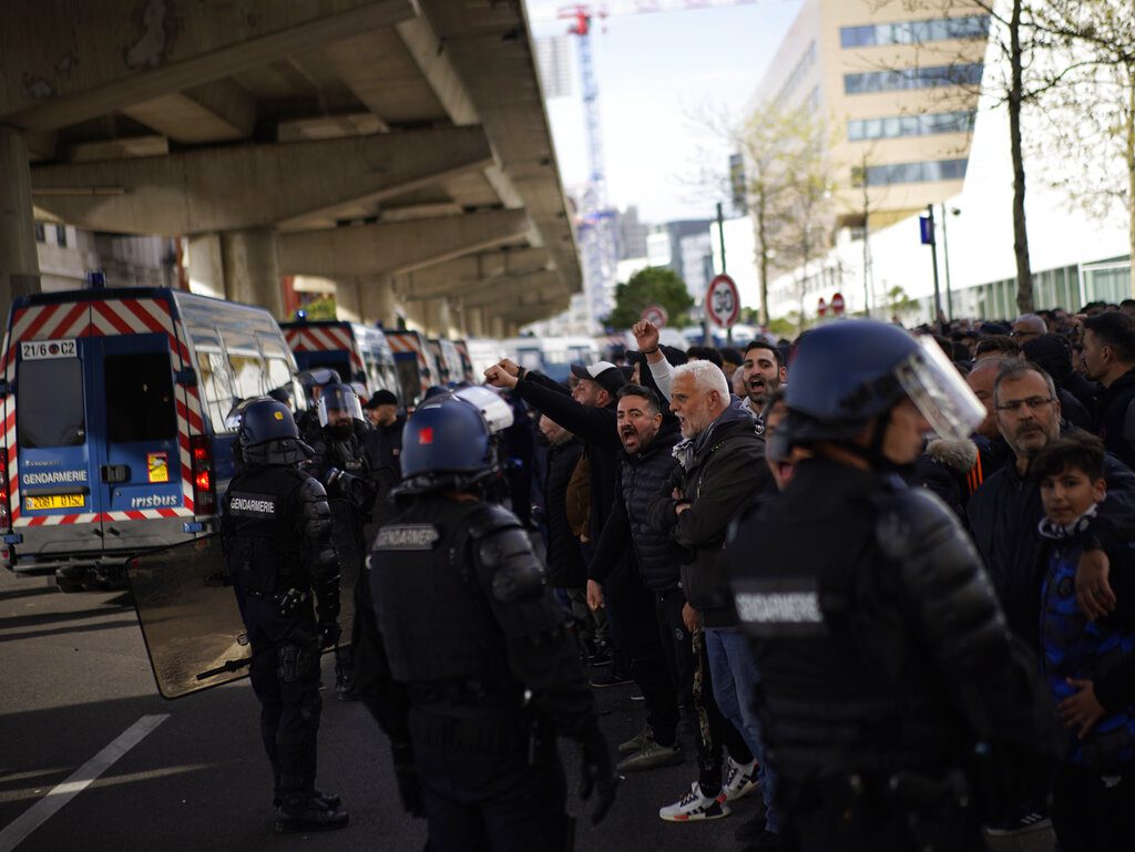 «Πόλεμος» έξω από το Βελοντρόμ: Δακρυγόνα και τραυματίες αστυνομικοί