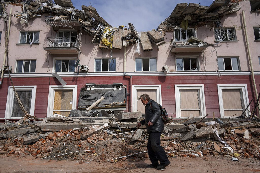Πόλεμος στην Ουκρανία: Απομακρύνονται άμαχοι από το Ντονμπάς – Το ΝΑΤΟ υποσχέθηκε «σημαντική βοήθεια»