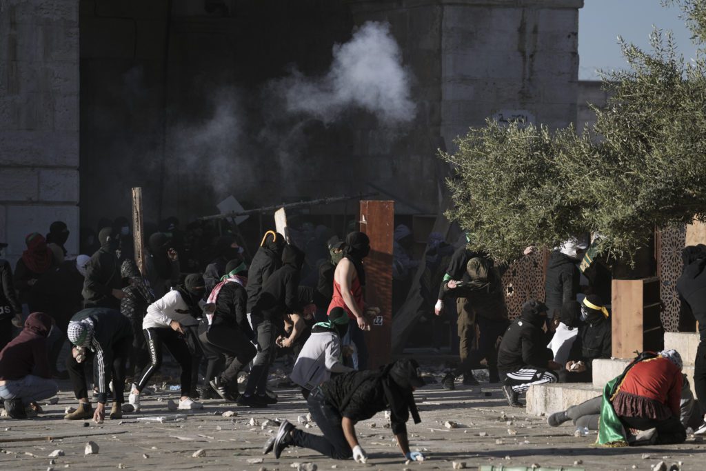 Ιερουσαλήμ: Τουλάχιστον 152 τραυματίες από συγκρούσεις Παλαιστινίων με Ισραηλινούς αστυνομικούς στην Πλατεία των Τεμενών