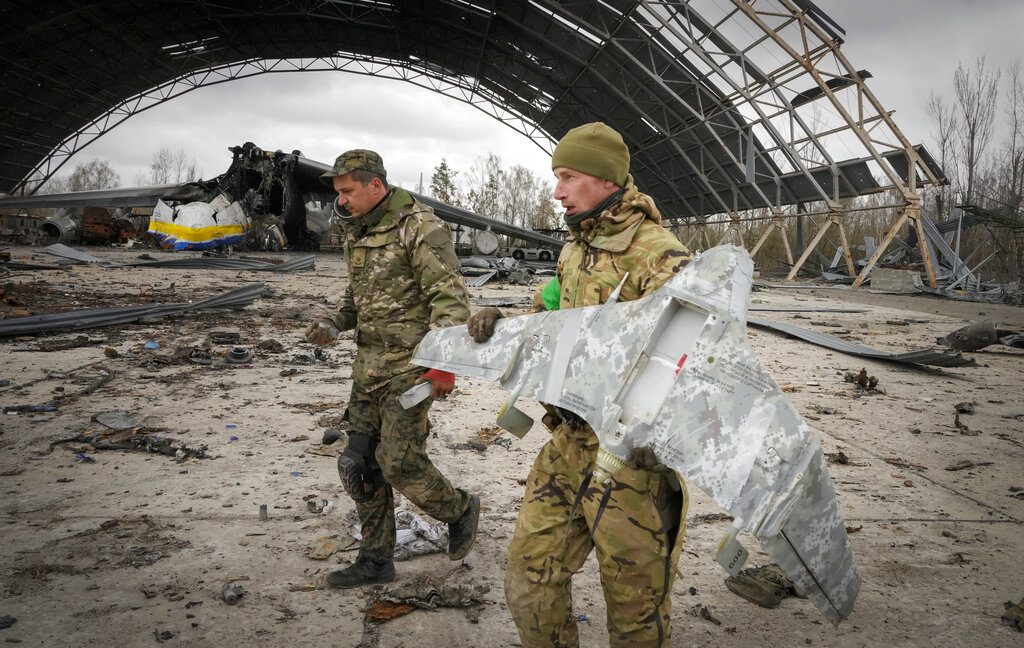 Αμερικάνοι στρατιωτικοί εκπαιδεύουν Ουκρανούς στη χρήση πυροβόλων