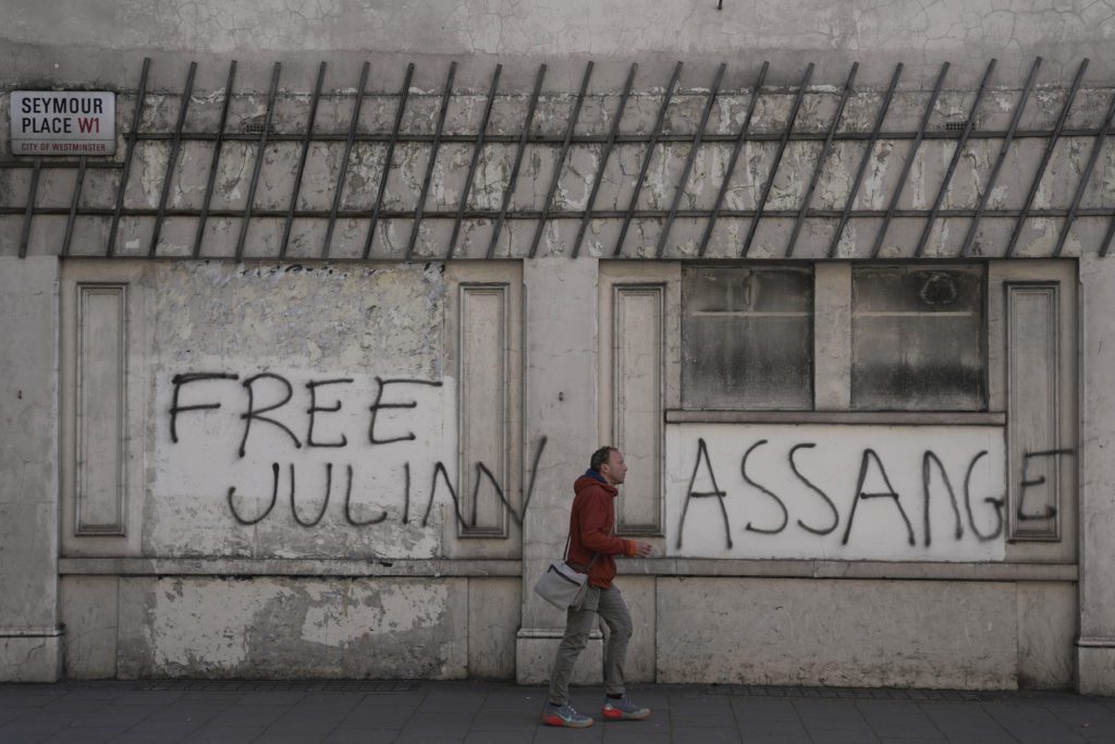 Βρετανία: Δικαστήριο αποφάσισε την έκδοση του Τζούλιαν Ασάνζ στις ΗΠΑ