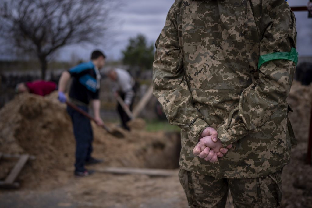 Ουκρανία: Εντοπίζουν συνεχώς νεκρούς αμάχους – Πάνω από 1.000 στα νεκροτομεία του Κιέβου