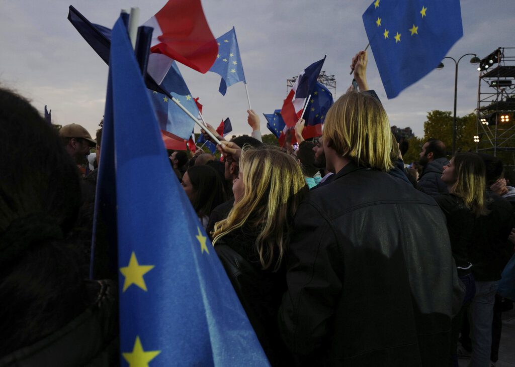 Ο Γαλλικός Ρεπουμπλικανισμός άντεξε, τα προβλήματα επιμένουν