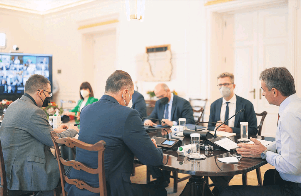 Σε αποδρομή η κυβέρνηση μετά το κρεσέντο αποτυχίας