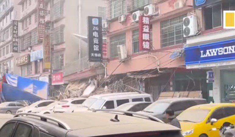 Κίνα: Δεκάδες αγνοούμενοι από κατάρρευση εξαώροφης πολυκατοικίας στην πόλη Τσανγκσά (video)