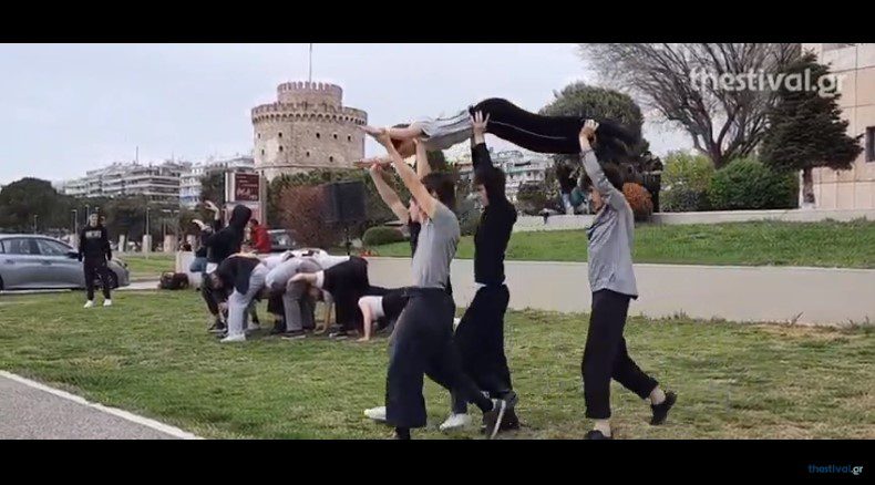 Θεσσαλονίκη: Σπουδαστές του ΚΘΒΕ έστειλαν αντιπολεμικό μήνυμα με μία ξεχωριστή δράση (video)