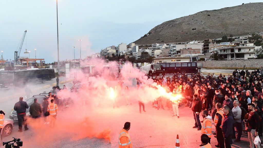 Πειραιάς: Συνεχίζεται δυναμικά η απεργία στην COSCO – Όργιο αστυνομοκρατίας (Video)