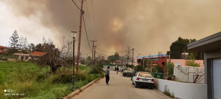 Φωτιά στη Ρόδο – Δόθηκε εντολή εκκένωσης κοινότητας