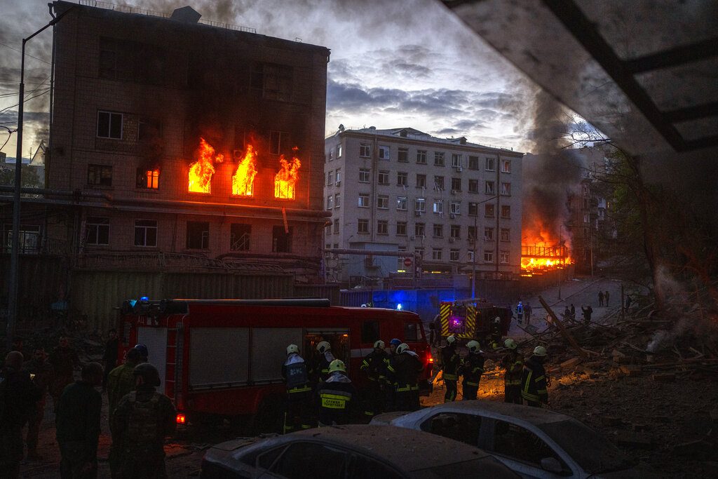 Ουκρανία: «Κόλαση φωτιάς» σε Χάρκοβο και Αζοφστάλ – Οργή Ζελένσκι για βομβαρδισμούς στο Κίεβο