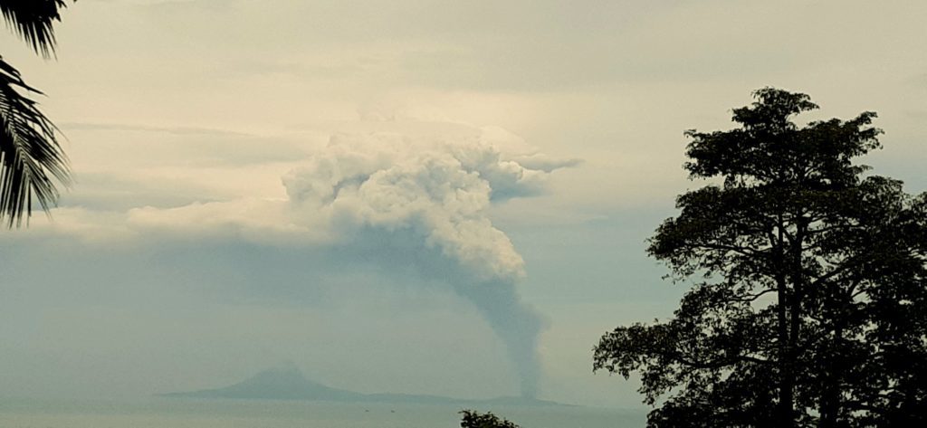 Ινδονησία: Σύννεφο τέφρας ύψους 3 χιλιομέτρων από την έκρηξη του Ανάκ Κρακατόα