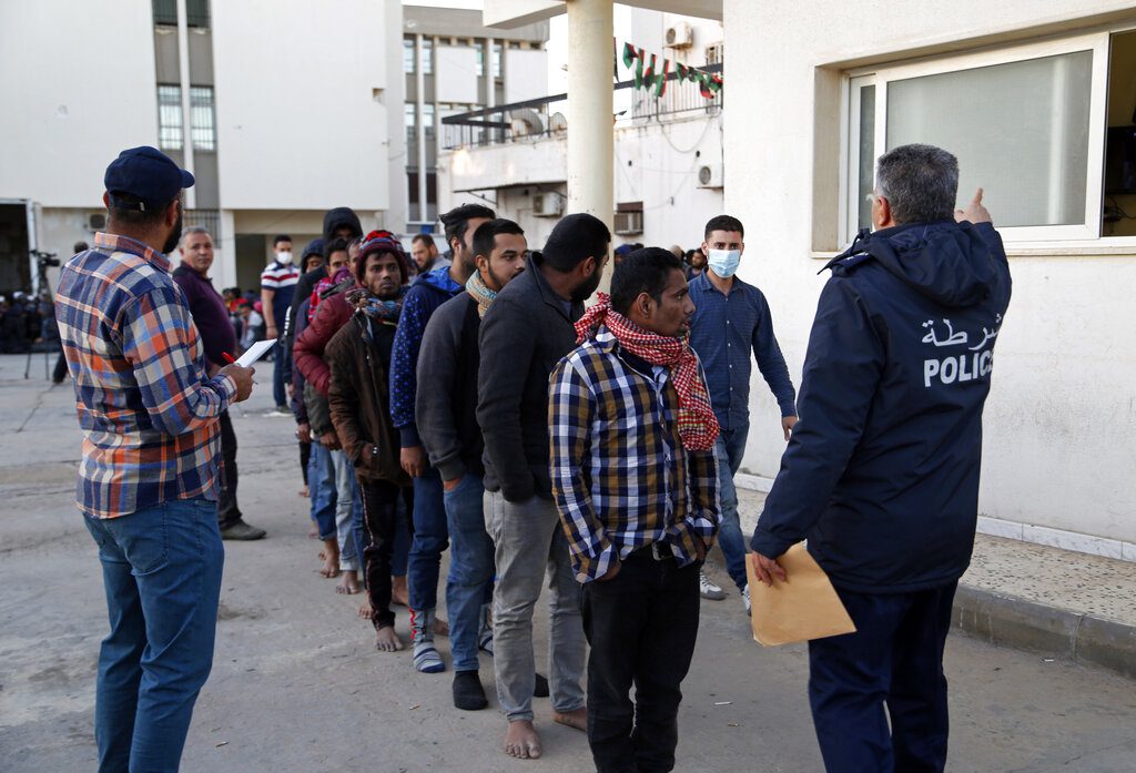 Λιβύη: Οι αρχές συνέλαβαν 542 ανθρώπους που ετοιμάζονταν να επιβιβαστούν σε φουσκωτά για να πάνε στην Ευρώπη