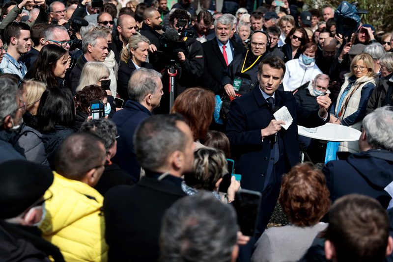 Γαλλία: Oι κάλπες άνοιξαν, φαβορί ο Μακρόν