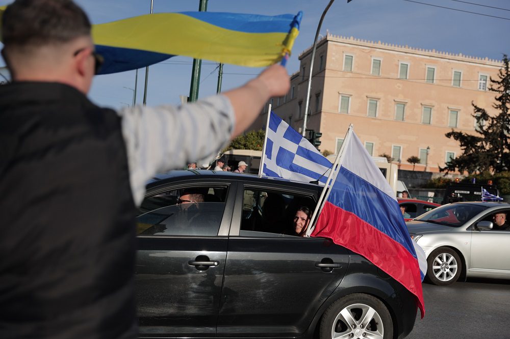 Παραλίγο ρωσο-ουκρανική «σύρραξη» στην πλατεία Συντάγματος (Photos+Video)