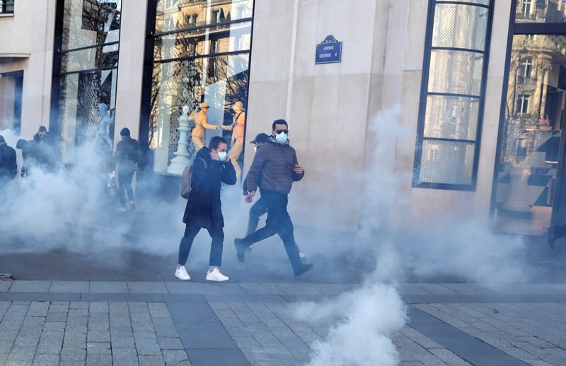 Παρίσι: Η αστυνομία έριξε δακρυγόνα εναντίον διαδηλωτών κατά της ακροδεξιάς