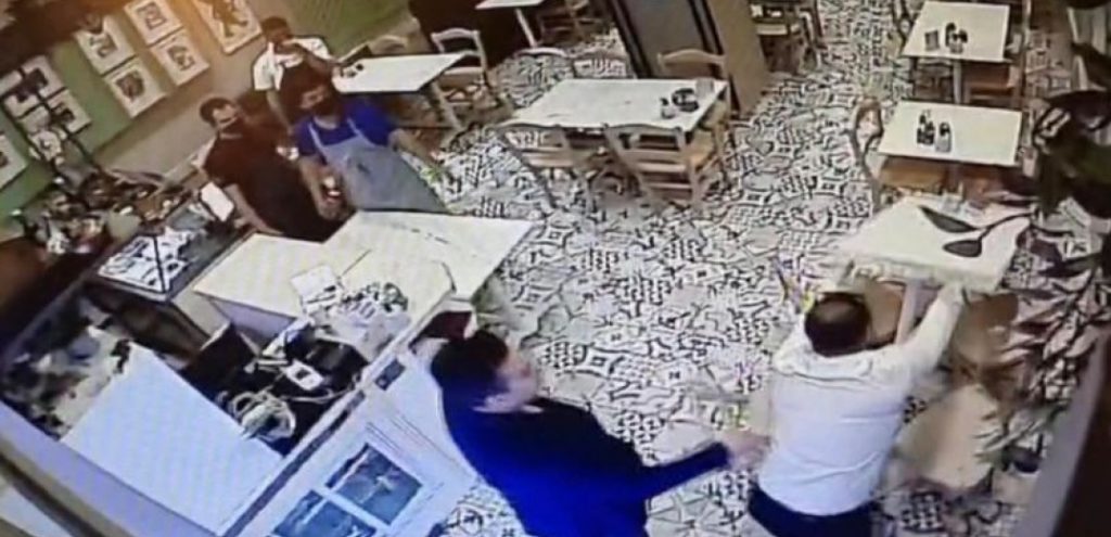 Θεσσαλονίκη: Αρνήθηκαν να δείξουν πιστοποιητικά και τα έκαναν… λαμπόγυαλο (Video)