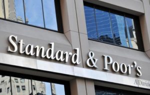 S&#038;P: Αναβάθμισε τις προοπτικές του ελληνικού αξιόχρεου από σταθερές σε θετικές