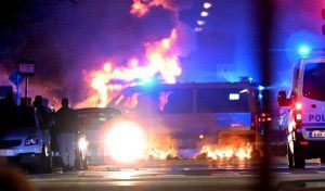 Σουηδία: Τρεις τραυματίες από σφαίρες σε σφοδρές συγκρούσεις αστυνομίας και αντιφασιστών διαδηλωτών