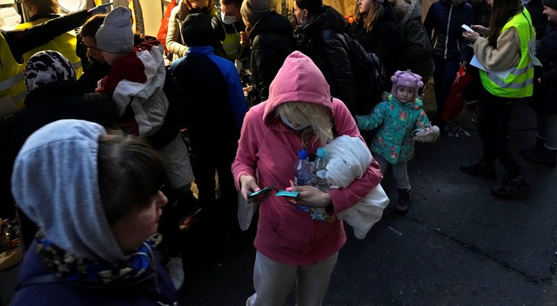 Ελβετία: Ουκρανοί πρόσφυγες σχηματίζουν ουρές περιμένοντας να παραλάβουν τρόφιμα