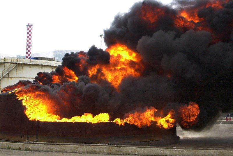 Έκρηξη σε δεξαμενή στα Πετρέλαια Καβάλας