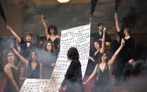 Κάννες: Ακτιβίστριες ύψωσαν πανό με τα ονόματα γυναικών που δολοφονήθηκαν τον τελευταίο χρόνο