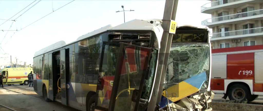 Τροχαίο με λεωφορείο στην παραλιακή – Αναφορές για τραυματίες (Video)