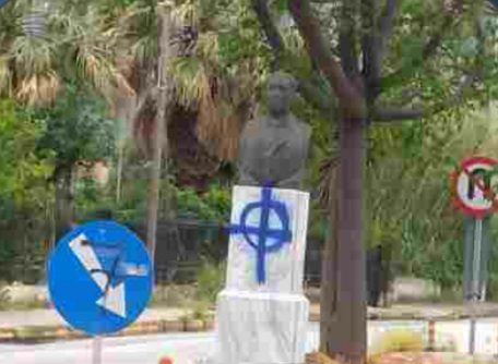 Βανδάλισαν με φασιστικά σύμβολα την προτομή του Γρηγόρη Λαμπράκη στον Μαραθώνα