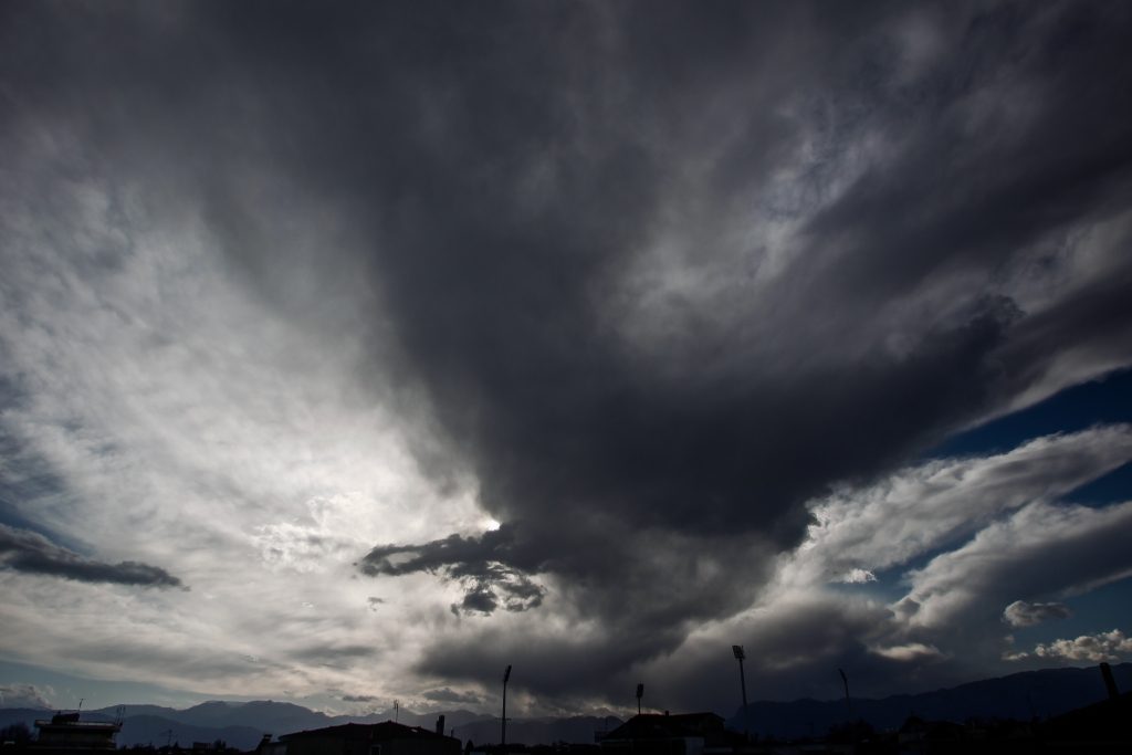 Καιρός: Συννεφιά με αρκετή ζέστη σε Αττική, Θεσσαλονίκη την Τετάρτη – Που θα σημειωθούν καταιγίδες