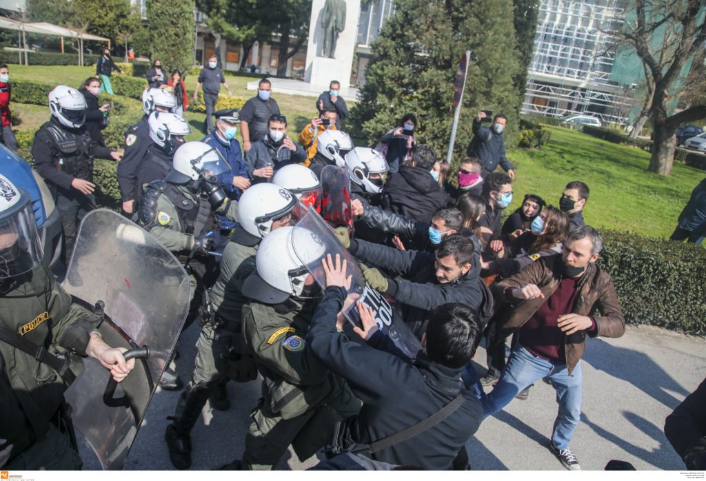 Προκλητικός Καλλιακμάνης για αστυνομία στα πανεπιστήμια: «Αυτοί που κάνουν τα επεισόδια επιβάλλουν να είναι η αστυνομία εκεί»