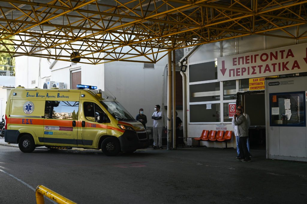 Σήμα κινδύνου από τα δημόσια νοσοκομεία – «Κρατικό Νίκαιας» και «Ελπίς» ξεμένουν από γιατρούς