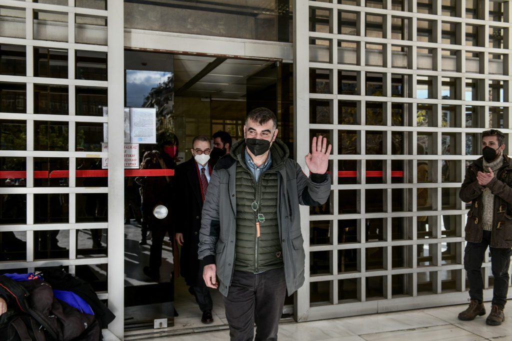 Ελεύθερος χωρίς περιοριστικούς όρους μετά την απολογία του ο Κώστας Βαξεβάνης: «Πολιτική δίωξη με στημένο κατηγορητήριο»
