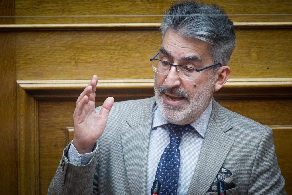 «Στέρησαν δικαιώματα στους κατηγορούμενους» λέει ο Ξανθόπουλος για το σκανδαλώδες κλείσιμο της ανάκρισης για Novartis