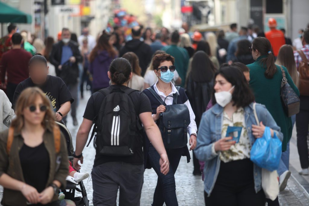 Αποφασίζει η επιτροπή για τις μάσκες – Τι προβλέπεται για μέσα μεταφοράς, εμπορικά, σχολεία