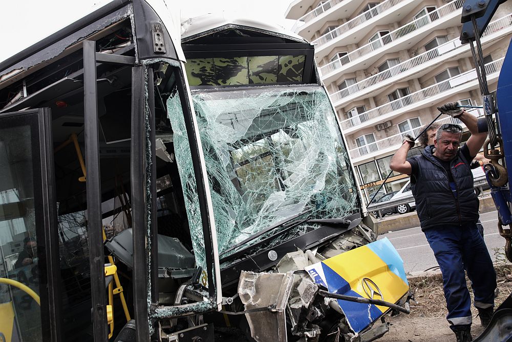 Τροχαίο με λεωφορείο στην Παραλιακή: «Δεν έπιασαν τα φρένα», λέει ο οδηγός – Από τα νεότερα του στόλου το όχημα, απαντά η ΟΣΥ