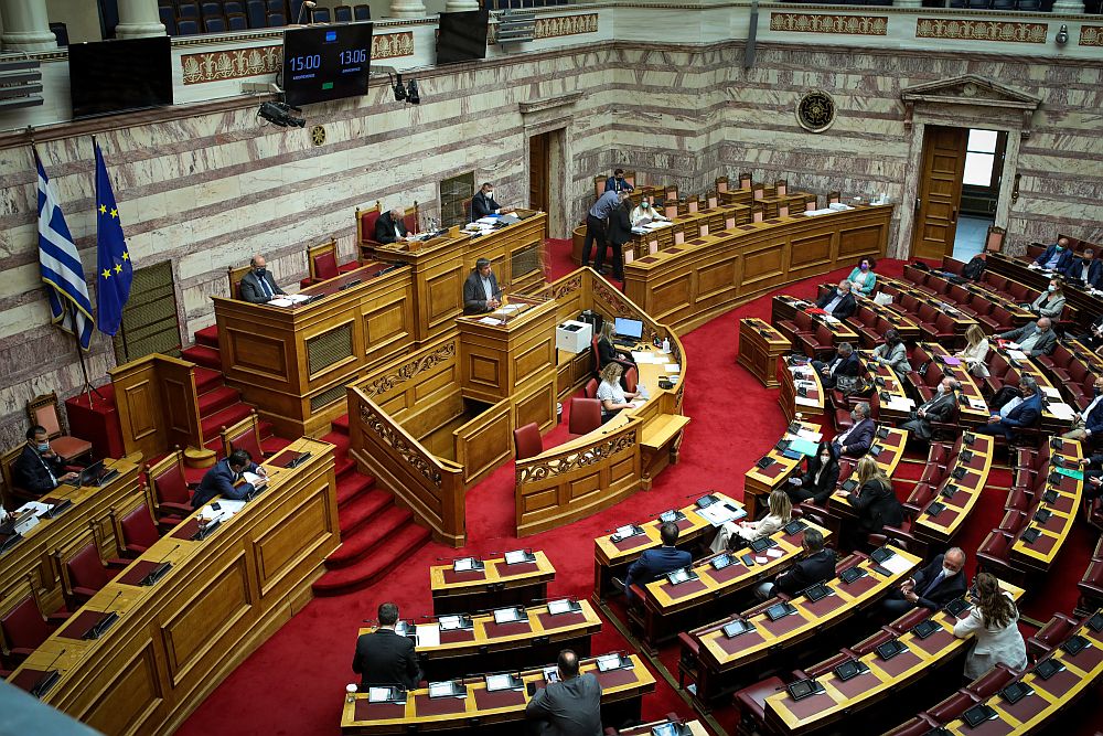 LIVE: Η συζήτηση στη Βουλή για τη ρήτρα αναπροσαρμογής