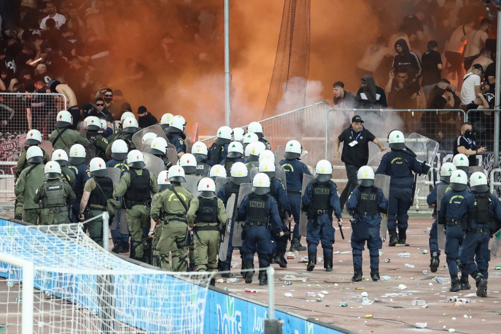 Αστυνομική βία: Πατέρας καταγγέλλει ότι τα ΜΑΤ χτύπησαν το 13χρονο παιδί του στον τελικό Κυπέλλου (Video)