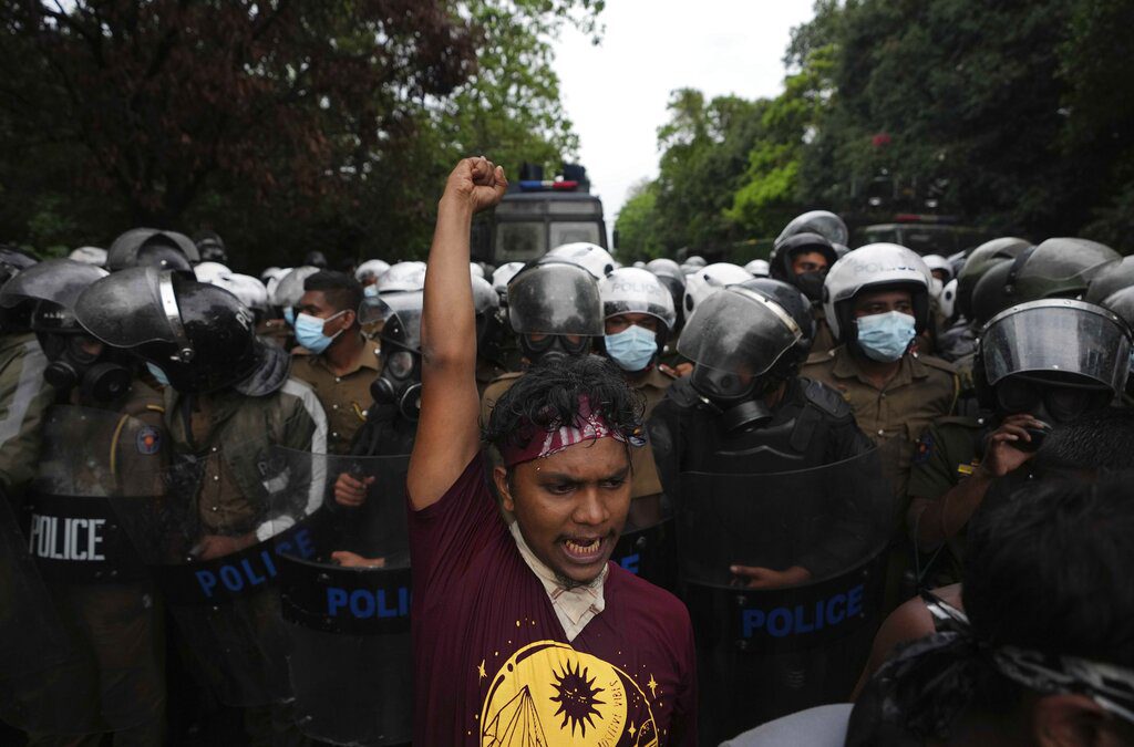 Σρι Λάνκα: Ο πρόεδρος αρνείται να παραιτηθεί – Σε κατάσταση εκτάκτου ανάγκης η χώρα