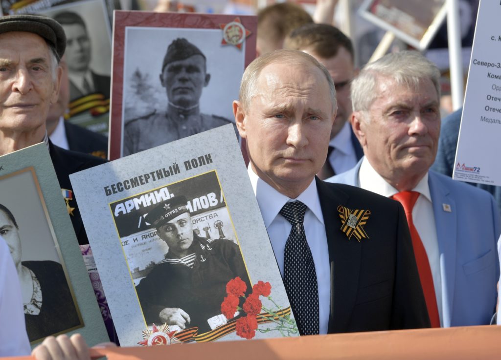Επίθεση Πούτιν σε Δύση: «Ετοιμαζόταν να εισβάλλει σε Ντονμπάς και Κριμαία» – Επίδειξη δύναμης στην Κόκκινη Πλατεία