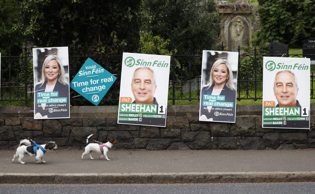Κρίσιμες εκλογές στη Βόρεια Ιρλανδία – Κοντά σε ιστορική νίκη το Σιν Φέιν