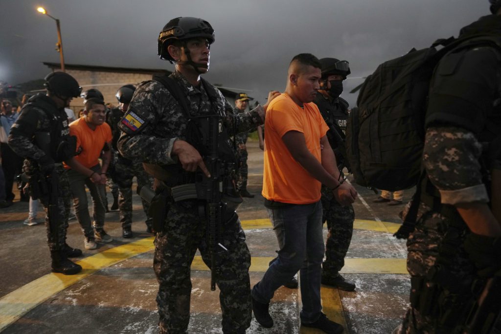 «Λύκοι» VS «R7»: Δεκάδες νεκροί και πάνω από 100 τραυματίες από συγκρούσεις συμμοριών σε φυλακή του Ισημερινού