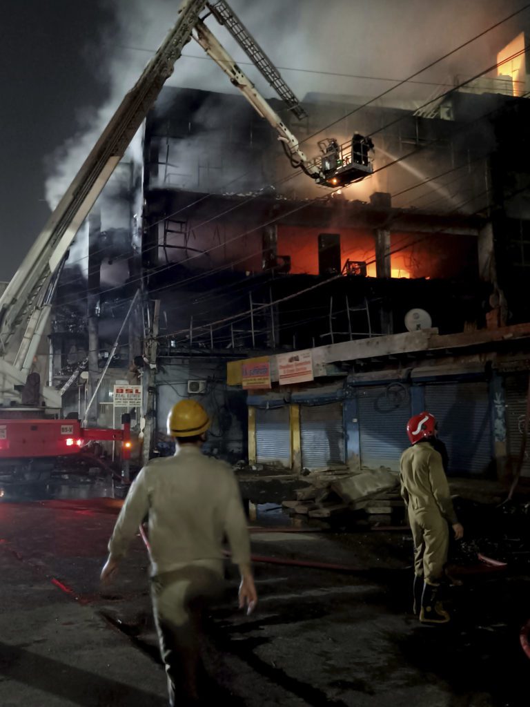 Ινδία: Δεκάδες νεκροί και τραυματίες από φωτιά σε εμπορικό στο Νέο Δελχί