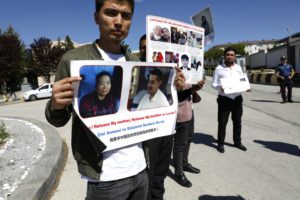 Κίνα: Χιλιάδες παρανόμως κρατούμενοι Ουιγούροι απεικονίζονται σε αρχεία της αστυνομίας που διέρρευσαν