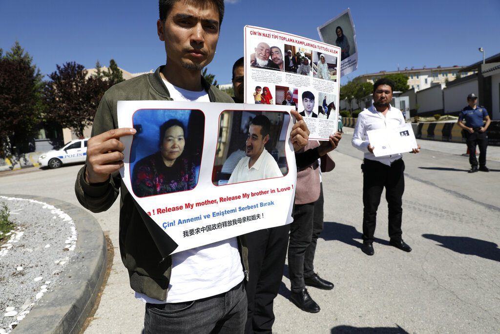 Guardian: Στην Κίνα χιλιάδες Ουιγούροι κρατούνται παράνομα απ’ την αστυνομία